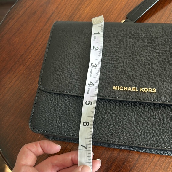 Michael Kors black purse with adjustabletable strap and gold chain. - Picture 8 of 9